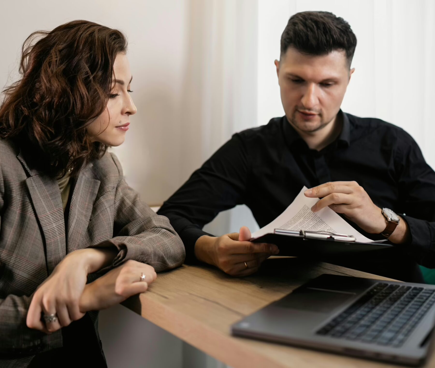 2 hr professionals discussing open enrollment